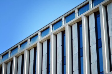 Modern bir ofis binasının dışı.