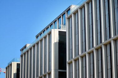 Modern bir ofis binasının dışı.