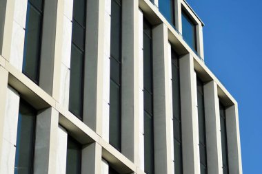 Modern bir ofis binasının dışı.