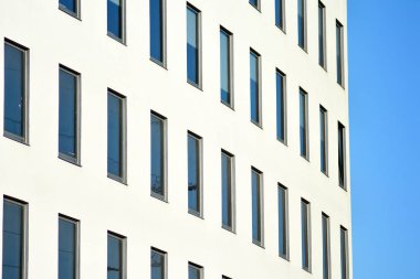 Modern bir ofis binasının dışı.