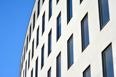 Modern bir ofis binasının dışı.