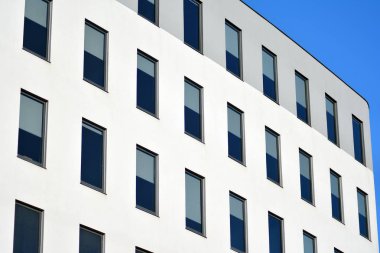 Modern bir ofis binasının dışı.