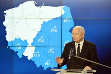 Varşova, Polonya. 6 Kasım 2018. Polonya'nın iktidar partisi hukuk ve adalet, Jaroslaw Kaczynski, bir basın konferansı'na katılmak