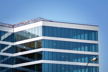 Modern bir ofis binasının dışı.