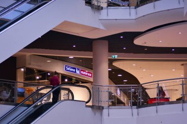 Varşova, Polonya. 10 Kasım 2018. Mavi şehir merkezidir en büyük alışveriş ve eğlence merkezi.