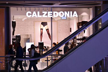 Varşova, Polonya. 10 Kasım 2018. Calzedonia imzala. Şirket tabela Calzedonia.