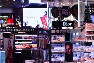 Varşova, Polonya. 10 Kasım 2018. Douglas mağaza. Hafif ve şık lüks parfüm Mağaza.