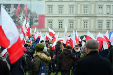 Varşova, Poland.11 Kasım 2018. Polonya'nın bağımsızlık günü anısına ülkenin Pisudski Meydanı'nda ele geçirdi ve en yüksek devlet memuru ve binlerce insan tarafından katıldı.