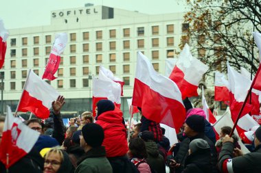 Varşova, Poland.11 Kasım 2018. Polonya'nın bağımsızlık günü anısına ülkenin Pisudski Meydanı'nda ele geçirdi ve en yüksek devlet memuru ve binlerce insan tarafından katıldı.