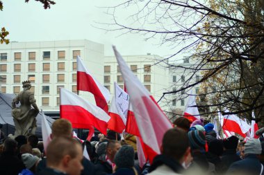 Varşova, Poland.11 Kasım 2018. Polonya'nın bağımsızlık günü anısına ülkenin Pisudski Meydanı'nda ele geçirdi ve en yüksek devlet memuru ve binlerce insan tarafından katıldı.