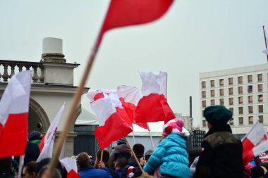 Varşova, Poland.11 Kasım 2018. Polonya'nın bağımsızlık günü anısına ülkenin Pisudski Meydanı'nda ele geçirdi ve en yüksek devlet memuru ve binlerce insan tarafından katıldı.