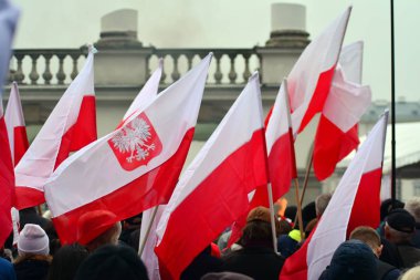 Varşova, Poland.11 Kasım 2018. Polonya'nın bağımsızlık günü anısına ülkenin Pisudski Meydanı'nda ele geçirdi ve en yüksek devlet memuru ve binlerce insan tarafından katıldı.