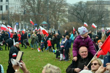 Varşova, Poland.11 Kasım 2018. Polonya'nın bağımsızlık günü anısına ülkenin Pisudski Meydanı'nda ele geçirdi ve en yüksek devlet memuru ve binlerce insan tarafından katıldı.