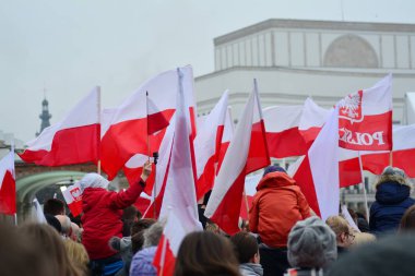 Varşova, Poland.11 Kasım 2018. Polonya'nın bağımsızlık günü anısına ülkenin Pisudski Meydanı'nda ele geçirdi ve en yüksek devlet memuru ve binlerce insan tarafından katıldı.
