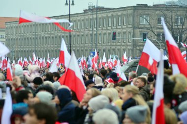 Varşova, Poland.11 Kasım 2018. Polonya'nın bağımsızlık günü anısına ülkenin Pisudski Meydanı'nda ele geçirdi ve en yüksek devlet memuru ve binlerce insan tarafından katıldı.
