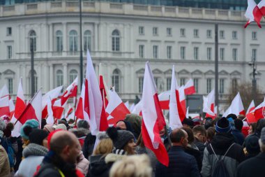 Varşova, Poland.11 Kasım 2018. Polonya'nın bağımsızlık günü anısına ülkenin Pisudski Meydanı'nda ele geçirdi ve en yüksek devlet memuru ve binlerce insan tarafından katıldı.