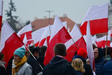 Varşova, Poland.11 Kasım 2018. Polonya'nın bağımsızlık günü anısına ülkenin Pisudski Meydanı'nda ele geçirdi ve en yüksek devlet memuru ve binlerce insan tarafından katıldı.