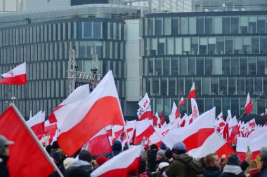 Varşova, Poland.11 Kasım 2018. Polonya'nın bağımsızlık günü anısına ülkenin Pisudski Meydanı'nda ele geçirdi ve en yüksek devlet memuru ve binlerce insan tarafından katıldı.