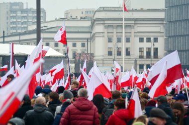 Varşova, Poland.11 Kasım 2018. Polonya'nın bağımsızlık günü anısına ülkenin Pisudski Meydanı'nda ele geçirdi ve en yüksek devlet memuru ve binlerce insan tarafından katıldı.