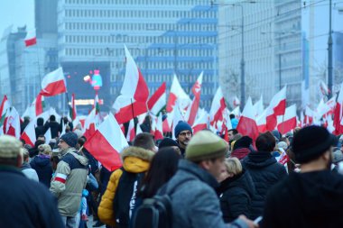 Varşova, Polonya 11 Kasım 2018, 200.000 kişi bağımsızlık yüzüncü yıldönümünde Polonya hükümeti tarafından düzenlenen yürüyüşe katılan. Milliyetçi gruplar da katıldı.
