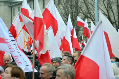 Varşova, Polonya 11 Kasım 2018, 200.000 kişi bağımsızlık yüzüncü yıldönümünde Polonya hükümeti tarafından düzenlenen yürüyüşe katılan. Milliyetçi gruplar da katıldı.