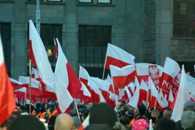Varşova, Polonya 11 Kasım 2018, 200.000 kişi bağımsızlık yüzüncü yıldönümünde Polonya hükümeti tarafından düzenlenen yürüyüşe katılan. Milliyetçi gruplar da katıldı.