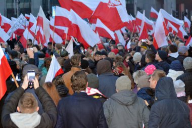 Varşova, Polonya 11 Kasım 2018, 200.000 kişi bağımsızlık yüzüncü yıldönümünde Polonya hükümeti tarafından düzenlenen yürüyüşe katılan. Milliyetçi gruplar da katıldı.