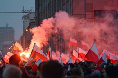 Varşova, Polonya 11 Kasım 2018, 200.000 kişi bağımsızlık yüzüncü yıldönümünde Polonya hükümeti tarafından düzenlenen yürüyüşe katılan. Milliyetçi gruplar da katıldı.
