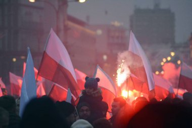 Varşova, Polonya 11 Kasım 2018, 200.000 kişi bağımsızlık yüzüncü yıldönümünde Polonya hükümeti tarafından düzenlenen yürüyüşe katılan. Milliyetçi gruplar da katıldı.
