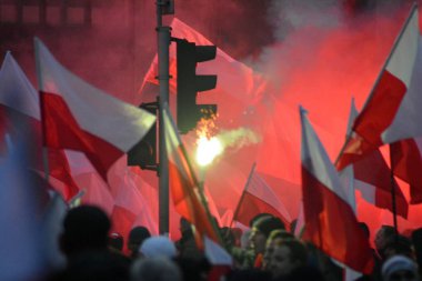 Varşova, Polonya 11 Kasım 2018, 200.000 kişi bağımsızlık yüzüncü yıldönümünde Polonya hükümeti tarafından düzenlenen yürüyüşe katılan. Milliyetçi gruplar da katıldı.