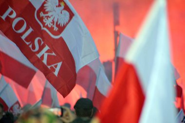 Varşova, Polonya 11 Kasım 2018, 200.000 kişi bağımsızlık yüzüncü yıldönümünde Polonya hükümeti tarafından düzenlenen yürüyüşe katılan. Milliyetçi gruplar da katıldı.