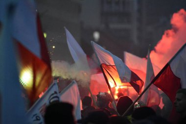 Varşova, Polonya 11 Kasım 2018, 200.000 kişi bağımsızlık yüzüncü yıldönümünde Polonya hükümeti tarafından düzenlenen yürüyüşe katılan. Milliyetçi gruplar da katıldı.