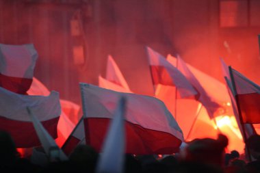 Varşova, Polonya 11 Kasım 2018, 200.000 kişi bağımsızlık yüzüncü yıldönümünde Polonya hükümeti tarafından düzenlenen yürüyüşe katılan. Milliyetçi gruplar da katıldı.