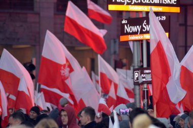 Varşova, Polonya 11 Kasım 2018, 200.000 kişi bağımsızlık yüzüncü yıldönümünde Polonya hükümeti tarafından düzenlenen yürüyüşe katılan. Milliyetçi gruplar da katıldı.