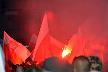 Varşova, Polonya 11 Kasım 2018, 200.000 kişi bağımsızlık yüzüncü yıldönümünde Polonya hükümeti tarafından düzenlenen yürüyüşe katılan. Milliyetçi gruplar da katıldı.