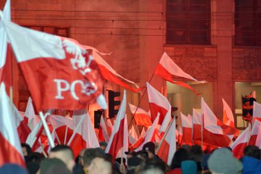 Varşova, Polonya 11 Kasım 2018, 200.000 kişi bağımsızlık yüzüncü yıldönümünde Polonya hükümeti tarafından düzenlenen yürüyüşe katılan. Milliyetçi gruplar da katıldı.