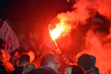 Varşova, Polonya 11 Kasım 2018, 200.000 kişi bağımsızlık yüzüncü yıldönümünde Polonya hükümeti tarafından düzenlenen yürüyüşe katılan. Milliyetçi gruplar da katıldı.