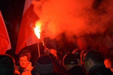 Varşova, Polonya 11 Kasım 2018, 200.000 kişi bağımsızlık yüzüncü yıldönümünde Polonya hükümeti tarafından düzenlenen yürüyüşe katılan. Milliyetçi gruplar da katıldı.