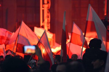 Varşova, Polonya 11 Kasım 2018, 200.000 kişi bağımsızlık yüzüncü yıldönümünde Polonya hükümeti tarafından düzenlenen yürüyüşe katılan. Milliyetçi gruplar da katıldı.