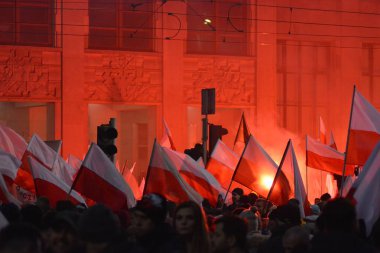 Varşova, Polonya 11 Kasım 2018, 200.000 kişi bağımsızlık yüzüncü yıldönümünde Polonya hükümeti tarafından düzenlenen yürüyüşe katılan. Milliyetçi gruplar da katıldı.
