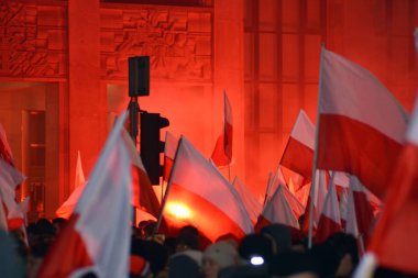 Varşova, Polonya 11 Kasım 2018, 200.000 kişi bağımsızlık yüzüncü yıldönümünde Polonya hükümeti tarafından düzenlenen yürüyüşe katılan. Milliyetçi gruplar da katıldı.