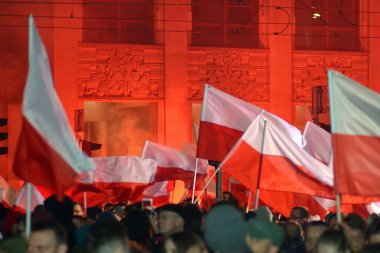 Varşova, Polonya 11 Kasım 2018, 200.000 kişi bağımsızlık yüzüncü yıldönümünde Polonya hükümeti tarafından düzenlenen yürüyüşe katılan. Milliyetçi gruplar da katıldı.