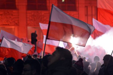 Varşova, Polonya 11 Kasım 2018, 200.000 kişi bağımsızlık yüzüncü yıldönümünde Polonya hükümeti tarafından düzenlenen yürüyüşe katılan. Milliyetçi gruplar da katıldı.