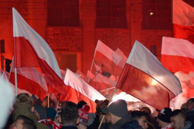 Varşova, Polonya 11 Kasım 2018, 200.000 kişi bağımsızlık yüzüncü yıldönümünde Polonya hükümeti tarafından düzenlenen yürüyüşe katılan. Milliyetçi gruplar da katıldı.