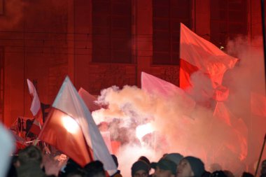 Varşova, Polonya 11 Kasım 2018, 200.000 kişi bağımsızlık yüzüncü yıldönümünde Polonya hükümeti tarafından düzenlenen yürüyüşe katılan. Milliyetçi gruplar da katıldı.