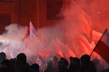 Varşova, Polonya 11 Kasım 2018, 200.000 kişi bağımsızlık yüzüncü yıldönümünde Polonya hükümeti tarafından düzenlenen yürüyüşe katılan. Milliyetçi gruplar da katıldı.