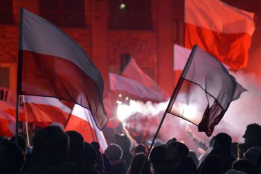 Varşova, Polonya 11 Kasım 2018, 200.000 kişi bağımsızlık yüzüncü yıldönümünde Polonya hükümeti tarafından düzenlenen yürüyüşe katılan. Milliyetçi gruplar da katıldı.