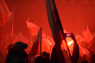 Varşova, Polonya 11 Kasım 2018, 200.000 kişi bağımsızlık yüzüncü yıldönümünde Polonya hükümeti tarafından düzenlenen yürüyüşe katılan. Milliyetçi gruplar da katıldı.