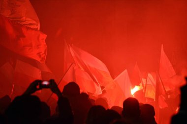 Varşova, Polonya 11 Kasım 2018, 200.000 kişi bağımsızlık yüzüncü yıldönümünde Polonya hükümeti tarafından düzenlenen yürüyüşe katılan. Milliyetçi gruplar da katıldı.