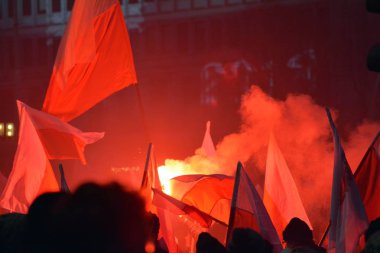 Varşova, Polonya 11 Kasım 2018, 200.000 kişi bağımsızlık yüzüncü yıldönümünde Polonya hükümeti tarafından düzenlenen yürüyüşe katılan. Milliyetçi gruplar da katıldı.